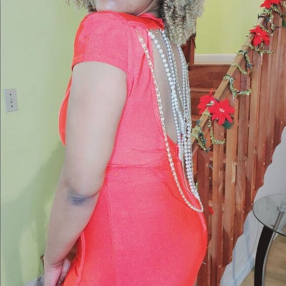 Back Pearled Red Bodycon Dress - Picture 5 of 6